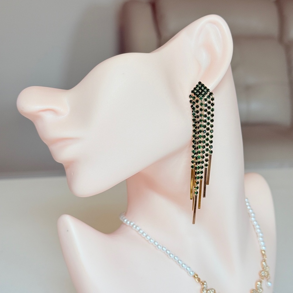 ⚜️ Elegant Green and Gold Dangle Earrings